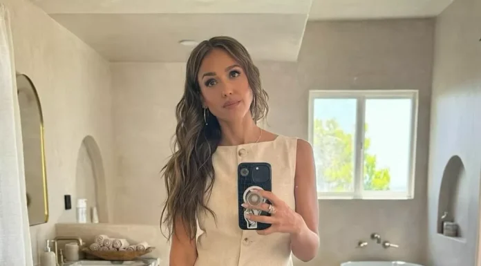 Golf and Pool: Jessica Alba Spends a Busy Weekend with Friends