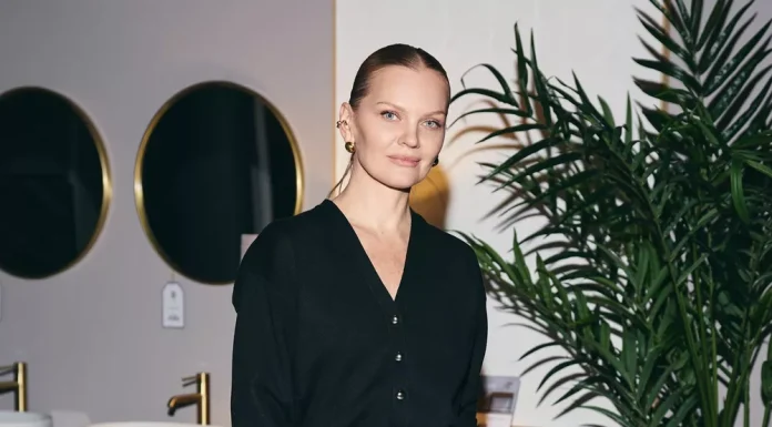 Elena Kuletskaya and other celebrities at the opening of a furniture department store