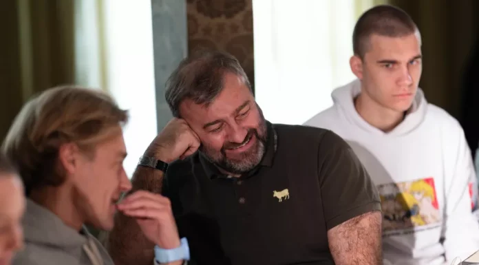 Yulia Khlynina, Mikhail Porechenkov, and others on a tour of Staraya Russa.