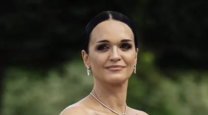 Singer Slava injured her leg after tripping on stage.