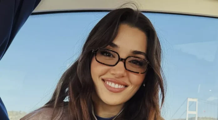 Hande Erçel was detained by police at Istanbul Airport.