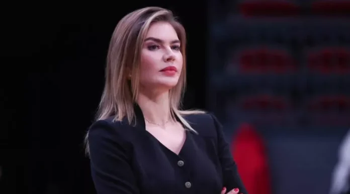 Alina Kabaeva surprised with a flawless split.