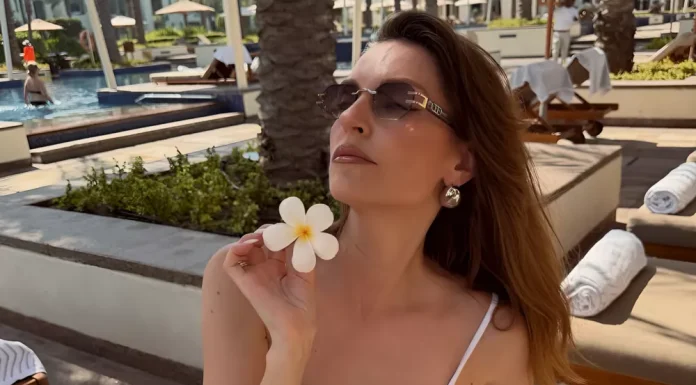 Sasha Savelyeva shares sultry beach photos