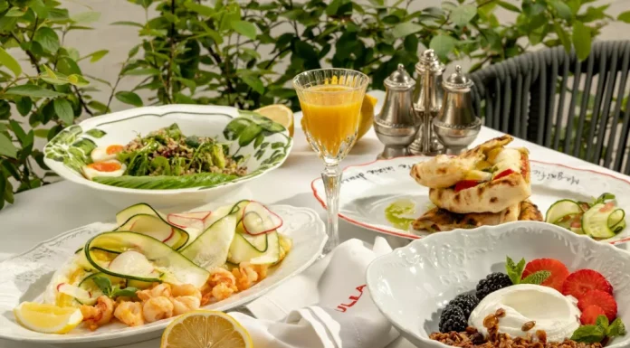 Moscow breakfasts for every taste – from fried eggs with chorizo in a frying pan to black caviar in a nickel silver bowl
